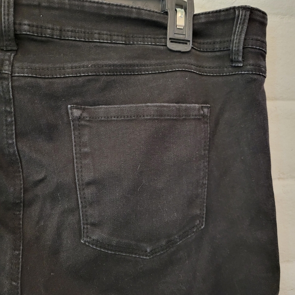 NWT BONGO PLUS SIZE 18W Mid Rise Black Skinny Jeans - Picture 4 of 11